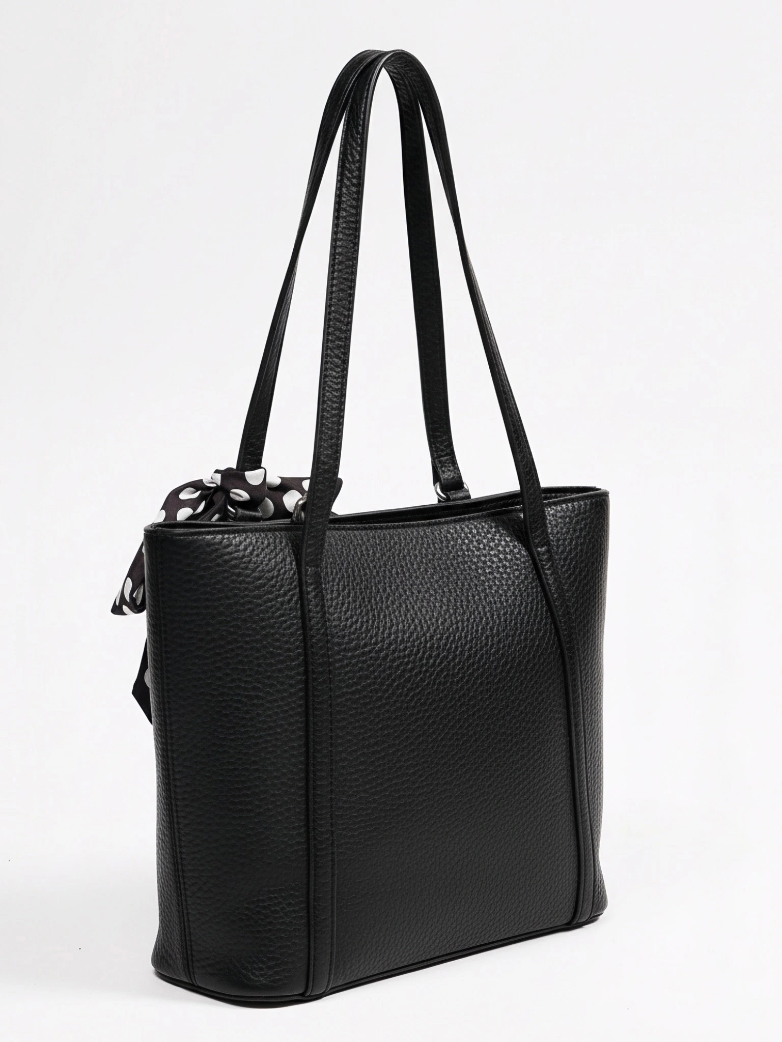 Сумка-тоут с карманом на кнопке и декоративным платком в ассортименте